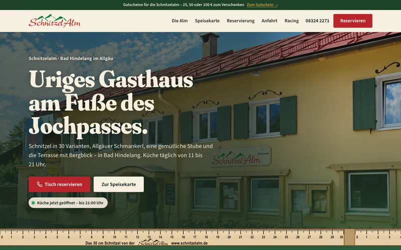 Neue Startseite der Schnitzelalm: Foto des Gasthauses mit grünen Fensterläden, Überschrift Uriges Gasthaus am Fuße des Jochpasses, darunter das 30-cm-Lineal