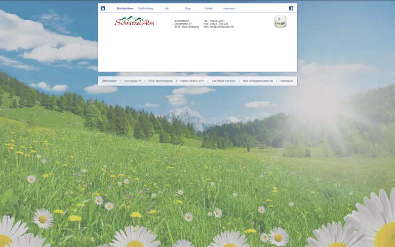 Alte Startseite der Schnitzelalm: Almwiese mit Margeriten als Hintergrund, darüber ein weißer Kasten mit Logo, Adresse und Telefonnummer